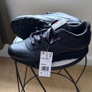 Reebok Black Classic Leather Running/Course Sneakers, Women’s size 10